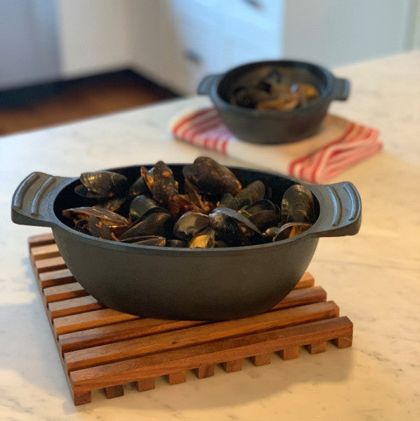 Cast Iron Seafood And Mussel Pot With Lid For Empty Shells